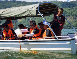 Tekan Pencemaran, Puluhan Ton Cairan “Eco Enzym” Dituangkan di Danau Batur