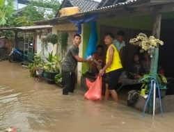 Ratusan Warga Desa Pengambengan Dibagikan Nasi Bungkus