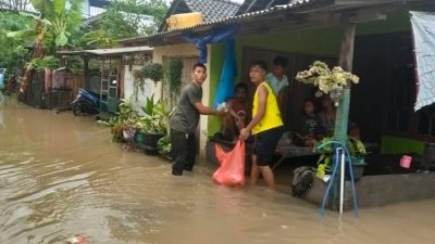 Ratusan Warga Desa Pengambengan Dibagikan Nasi Bungkus