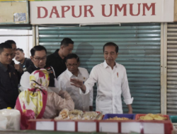 Momen Presiden Sambangi Warung Nasi Legendaris Bu Eha di Pasar Cihapit