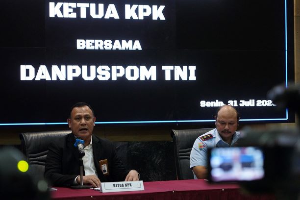 Komandan Pusat Polisi Militer (Danpuspom) TNI Marsekal Muda TNI Agung Handoko (kanan) dan Ketua KPK Firli Bahuri (kiri) saat jumpa pers di Mabes TNI, Jakarta, baru-baru ini.