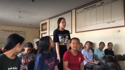 PKM Unwar Berikan Pelatihan Bahasa Inggris bagi Anak-anak Panti Asuhan Tat Twam Asi