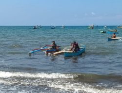 Keseruan Lomba Sampan Tradisional di Banyubiru