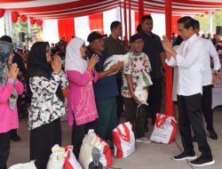 Presiden Jokowi Tinjau Ketersediaan Stok Beras di Gudang Bulog