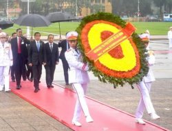 Presiden Jokowi Kunjungi Monumen Pahlawan dan Mausoleum Ho Chi Minh di Hanoi