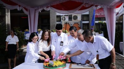 Puncak Perayaan HUT Ke-42, LLDikti Wilayah VIII Gelar Upacara Bendera dan Keruk Tumpeng