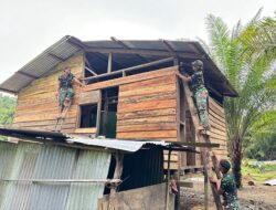 Bantu Kesulitan Rakyat, Satgas Yonif 122/TS Renovasi Rumah Warga di Batas Papua