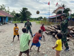 Pasukan TNI Bangkitkan Semangat Anak-anak Krepkuri dengan Bermain Bola Voli