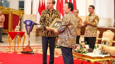 Presiden RI Joko Widodo menerima penghargaan Agricola Medal dari Organisasi Pangan dan Pertanian PBB (Food and Agriculture Organization/FAO). Penghargaan tertinggi FAO itu diserahkan langsung Direktur Jenderal FAO, Qu Dongyu di Istana Merdeka, Jakarta, Jumat (30/8).