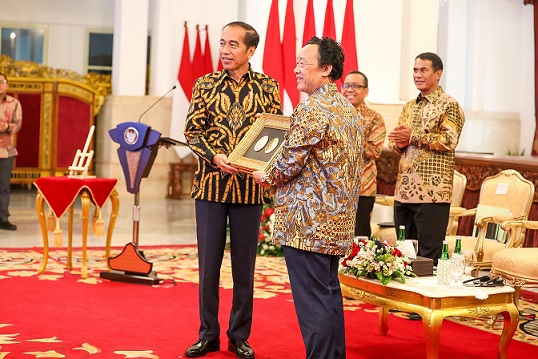 Presiden RI Joko Widodo menerima penghargaan Agricola Medal dari Organisasi Pangan dan Pertanian PBB (Food and Agriculture Organization/FAO). Penghargaan tertinggi FAO itu diserahkan langsung Direktur Jenderal FAO, Qu Dongyu di Istana Merdeka, Jakarta, Jumat (30/8).