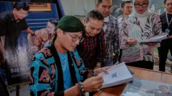 Menparekraf Promosikan Potensi Desa Wisata lewat Buku “Introducing Indonesia to The World”