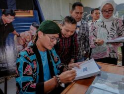 Menparekraf Promosikan Potensi Desa Wisata lewat Buku “Introducing Indonesia to The World”