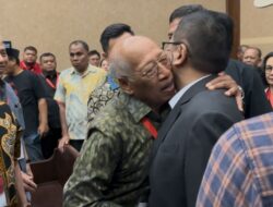 Hasto Disapa Elite PDIP di Sidang Tipikor
